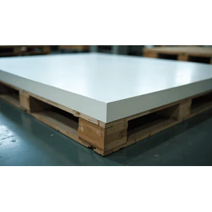 tumpukan uhmwpe yang terletak di atas pallet kayu