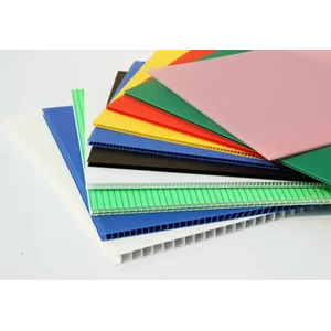 Proses Fabrikasi Lembaran Plastik: Dari Bahan Mentah Hingga Produk Jadi